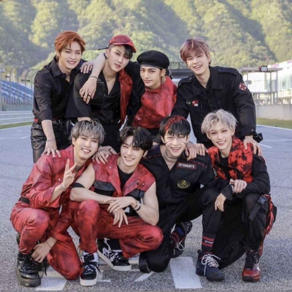 العمل الجماعي في الفصول الدراسية, الأطفال يجلسون حول الطاولة ويتحدثون ... العمل الجماعي في الفصول الدراسية, الأطفال يجلسون حول الطاولة ويتحدثون ...